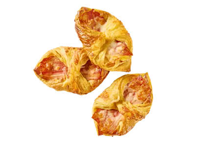 Sluoksniuotos tešlos pyragėliai su „Carbonara“ įdaru