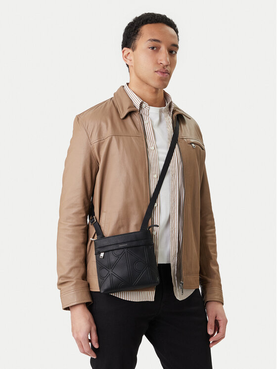 Calvin Klein Maža rankinė · Juoda