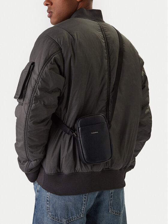 Calvin Klein Maža rankinė · Juoda