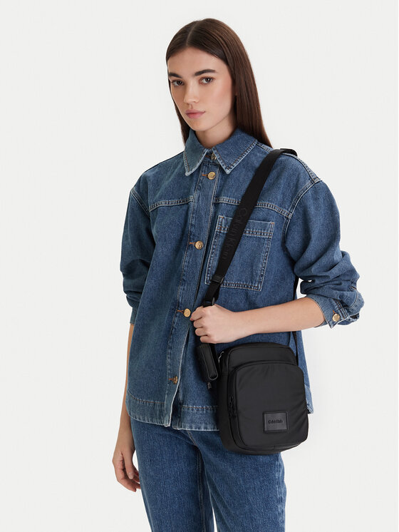 Calvin Klein Maža rankinė · Juoda