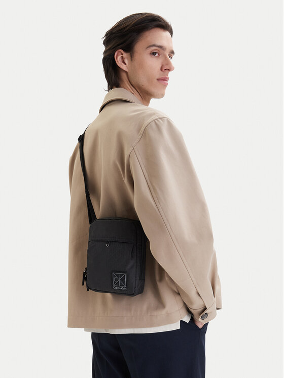 Calvin Klein Maža rankinė · Juoda