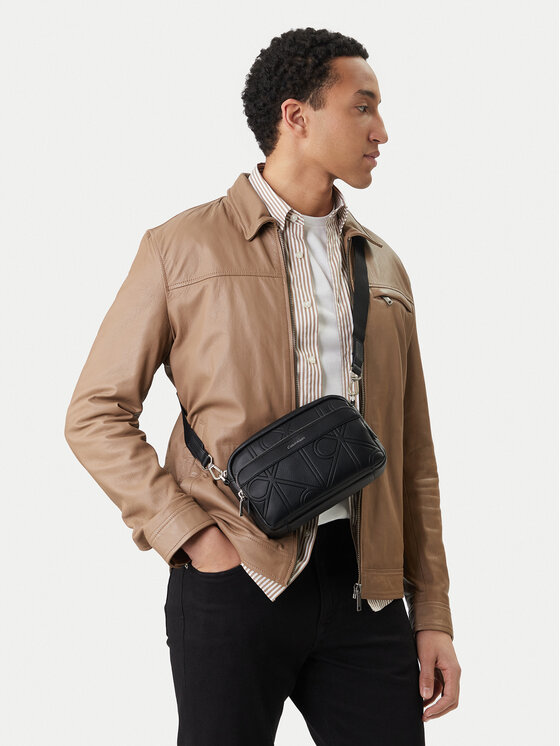 Calvin Klein Maža rankinė · Juoda