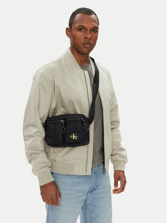 Calvin Klein Maža rankinė · Juoda