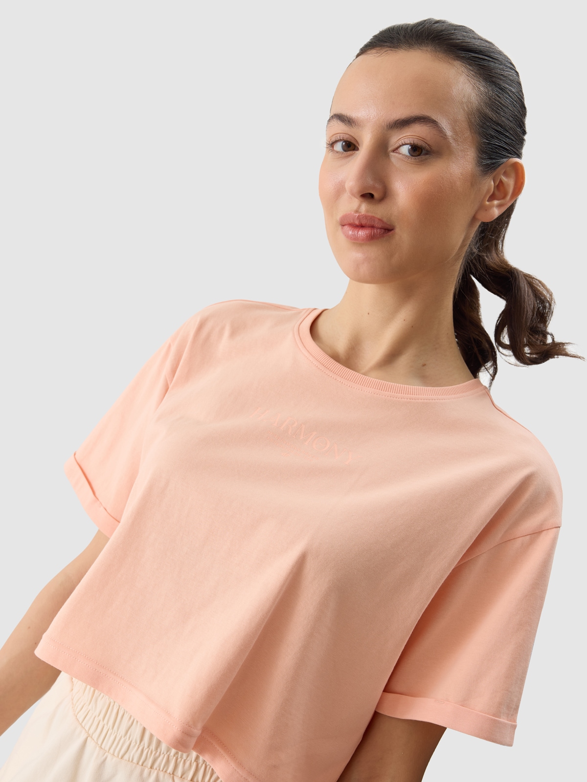 Moteriški T-shirt crop-top marškinėliai su grafika - koralų spalvos
