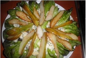 Салат из груш с голубым сыром