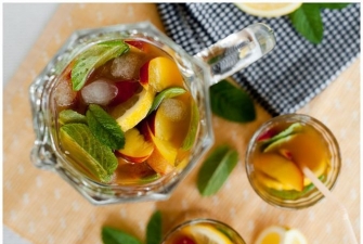 Холодный черный чай с персиком